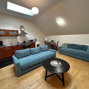 Golden With Lift - Old Town Apartment